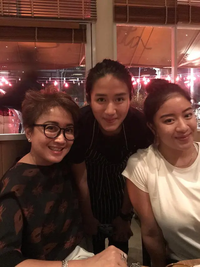 Jarang Terekspos, Ini 6 Potret Chef Renatta Moeloek dan Ibunda yang Seorang CEO