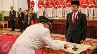 Presiden Joko Widodo (kanan) menyaksikan pendandatanganan dokumen pelantikan Rano Karno sebagai Gubernur Banten di Istana Negara, Jakarta, Rabu (12/8/2015). Rano menggantikan Ratu Atut yang dipidana dalam kasus korupsi. (Liputan6.com/Faizal Fanani)