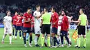 Calvin Verdonk (kanan) dan sejumlah pemain Lille bersalaman dengan pemain SK Brann seusai laga Liga Europa 2025/2026 di Stade Pierre-Mauroy in Villeneuve-d'Ascq, Prancis, Kamis (25/09/2025) waktu setempat. (AFP/Sameer Al-Doumy)