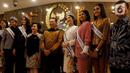 Ketua MPR Bambang Soesatyo (tengah) foto bersama Puteri Indonesia 2020 Ayu Maulida (ketiga kiri) dan sejumlah runner up di Kompleks Parlemen, Senayan, Jakarta, Kamis (12/3/2020). Puteri Indonesia 2020 Ayu Maulida dan sejumlah runner up didaulat menjadi Duta MPR RI. (Liputan6.com/Johan Tallo)
