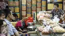 Suasana pembelian kue di salah satu toko di di Pasar Jatinegara, Jakarta, Senin (27/6). Alasan warga membeli panganan khas lebaran di toko kue karena lebih praktis dan terjangkau harganya. (Liputan6.com/Faizal Fanani)