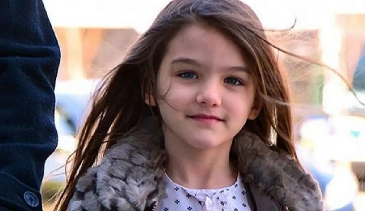 Berbeda dengan Katie Holmes, Tom Cruise sendiri merasa bahwa Suri terlalu muda untuk berakting di layar lebar mengingat usainya baru 12 tahun. (colombia)