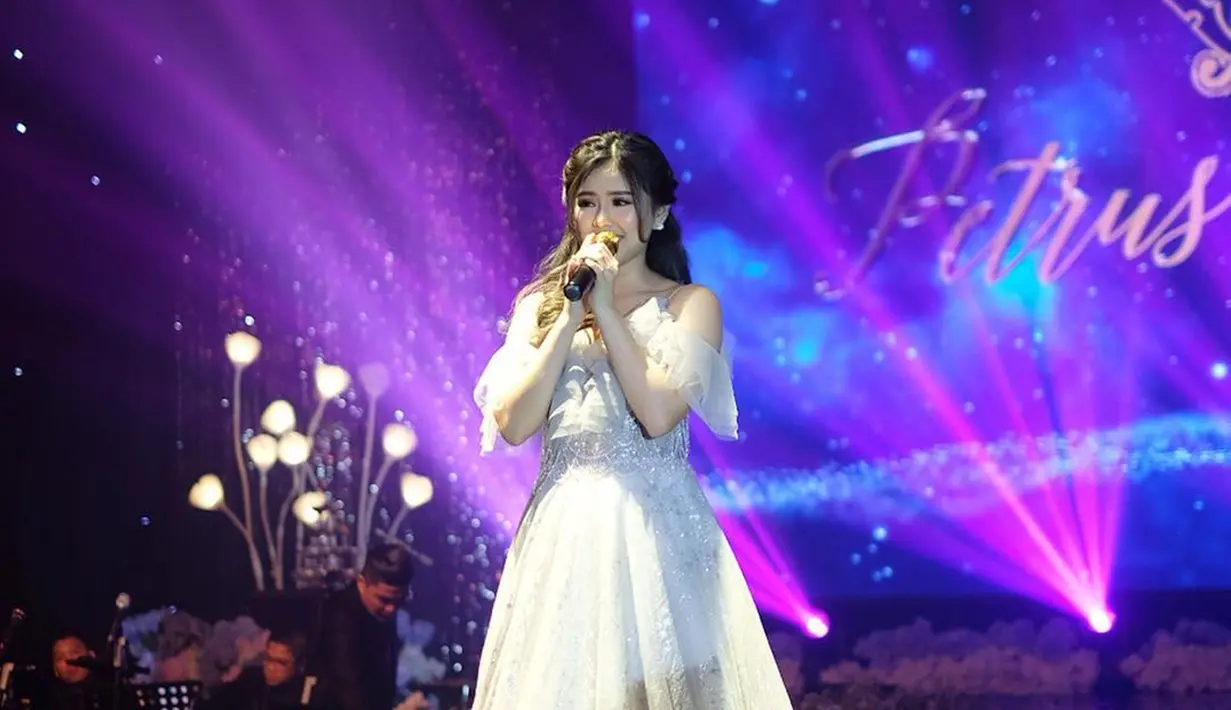 Kontestan Indonesian Idol asal Surabaya ini selalu tampil memukau saat bernyanyi. Tak hanya suara merdu, gaya penampilannya pun sangat menawan seperti saat Melisa Hartanto memakai gaun warna putih. (Liputan6.com/IG/@melisahart_)