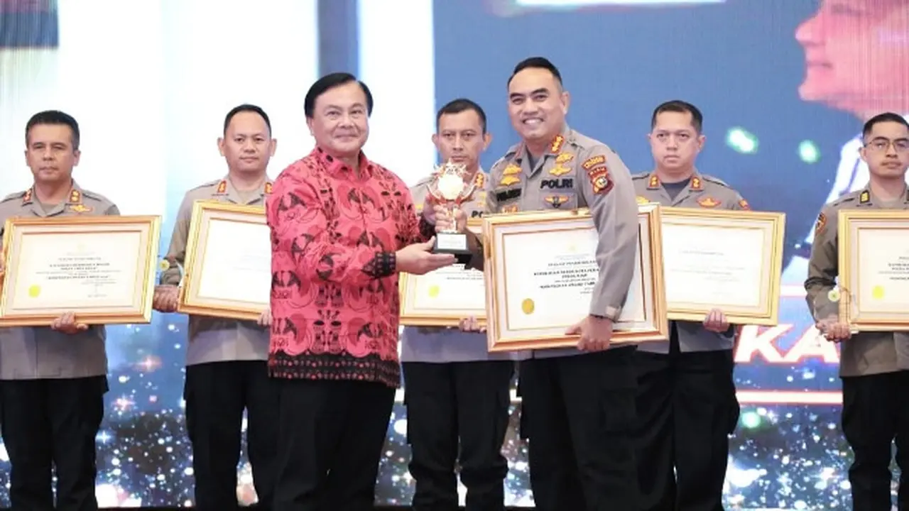Kepala Polresta Pekanbaru Kombes Pria Budi SIK (kanan) saat menerima penghargaan Kompolnas Award.