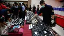 Petugas bea cukai merapikan barang bukti saat acara Konferensi Pers Operasi Bersama Bea Cukai-Polda Metro Jaya di Jakarta, (11/8). 3,8 kg Methampetamine (sabu) yang berasal dari Tiongkok diamankan Pelabuhan Tanjung Priok. (Liputan6.com/Faizal Fanani)