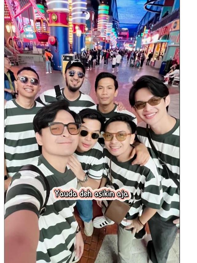 6 Potret Rey Mbayang dan Geng Diprank Istri Pakai Kaus Kembar, Bak Study Tour