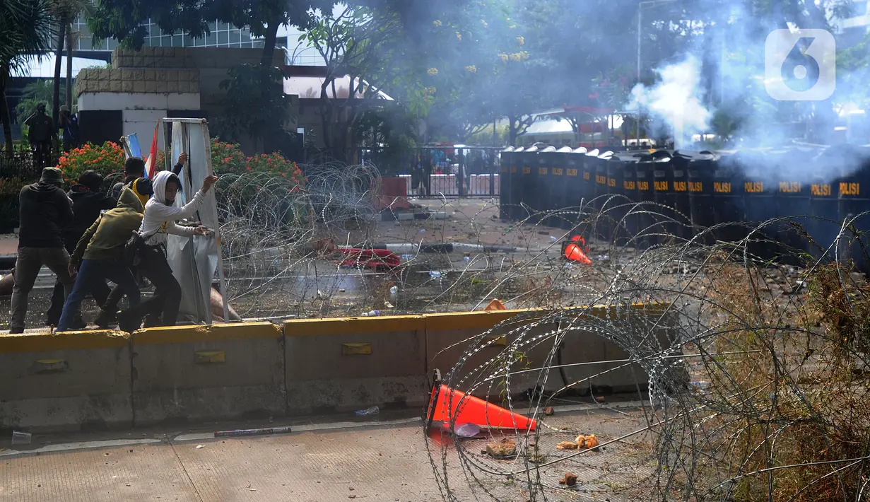Polisi terlibat bentrok dengan pengunjuk rasa yang menolak UU Cipta Kerja di kawasan Patung Kuda, Jakarta, Kamis (8/10/2020). (merdeka.com/Arie Basuki)