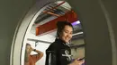 Aaliyah Massaid tersenyum saat menjalani latihan menjadi Paskibra Jelang HUT ke-74 RI di Aquarium Utama Sea World, Ancol, Jakarta (11/8/2019). Aaliyah akan melakukan prosesi pengibaran bendera bersama para penyelam lainnya di dalam air Sabtu (17/8/2019) pukul 10.40 WIB. (Fimela.com/Bambang E. Ros)