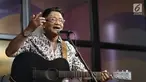 Penyanyi legendaris Andre Hehanusa saat tampil dalam #KLYLounge di Kantor KLY, Jakarta, Jumat (14/9). Andre membawakan lagu hitsnya seperti Bidadari dan Kuta Bali. (Liputan6.com/Herman Zakharia)