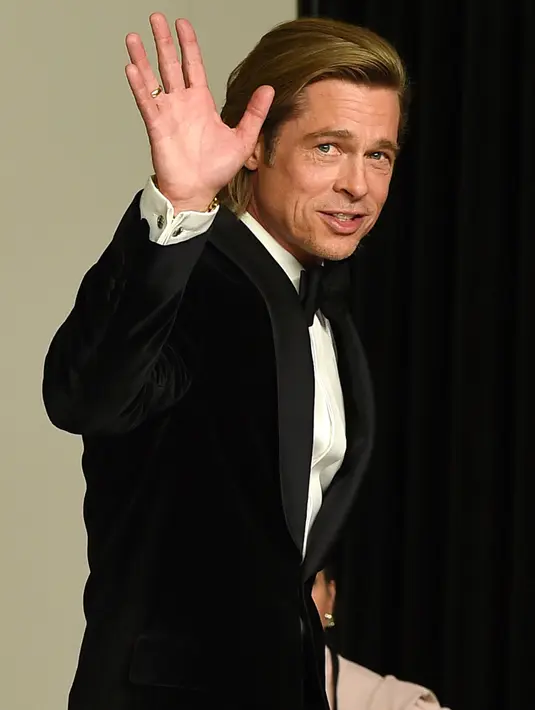 Brad Pitt berpose di ruangan pers seusai menerima piala Oscar dalam ajang Academy Awards ke-92 di Dolby Theatre, Los Angeles, Minggu (9/2/2020). Brad Pitt menyabet penghargaan sebagai Aktor Pendukung Terbaik untuk aktingnya di film Once Upon a Time in Hollywood. (Jordan Strauss/Invision/AP)