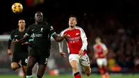 Bek Liverpool, Ibrahima Konate, bertarung memperebutkan bola dengan pemain Arsenal, Gabriel Martinelli, dalam laga lanjutan Premier League di Emirates Stadium, London, Minggu (27/10/2024). Laga antara Arsenal kontra Liverpool berakhir imbang 2-2. (Adrian Dennis / AFP)