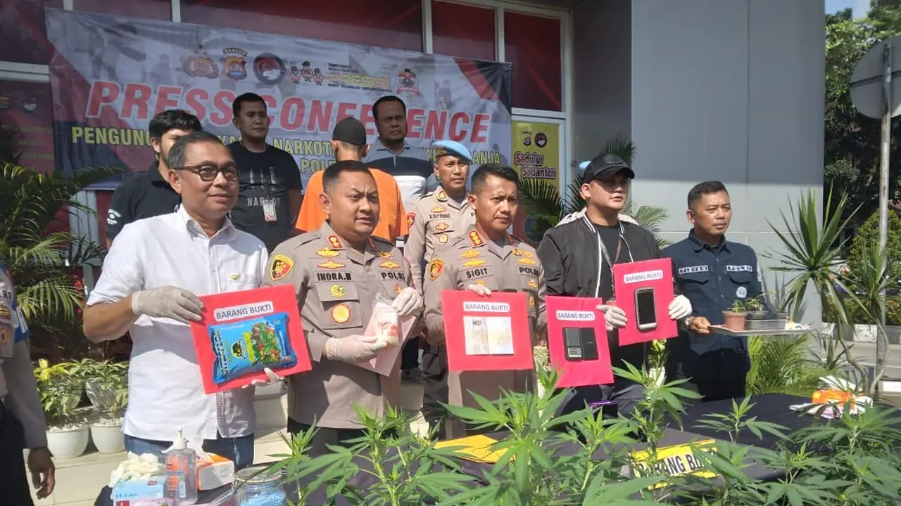 Polres Kota Tangerang menangkap seorang pria berinisial RA dari Tangerang kedapatan menanam daun ganja di pot rumahnya untuk dikonsumsi sendiri.