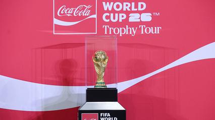 Trofi FIFA World Cup 2026 diperlihatkan kepada media saat Trophy Tour di Jakarta International Convention Center (JICC), Senayan, Jakarta, Kamis (22/1/2026). (Bola.com/ Abdul Aziz)