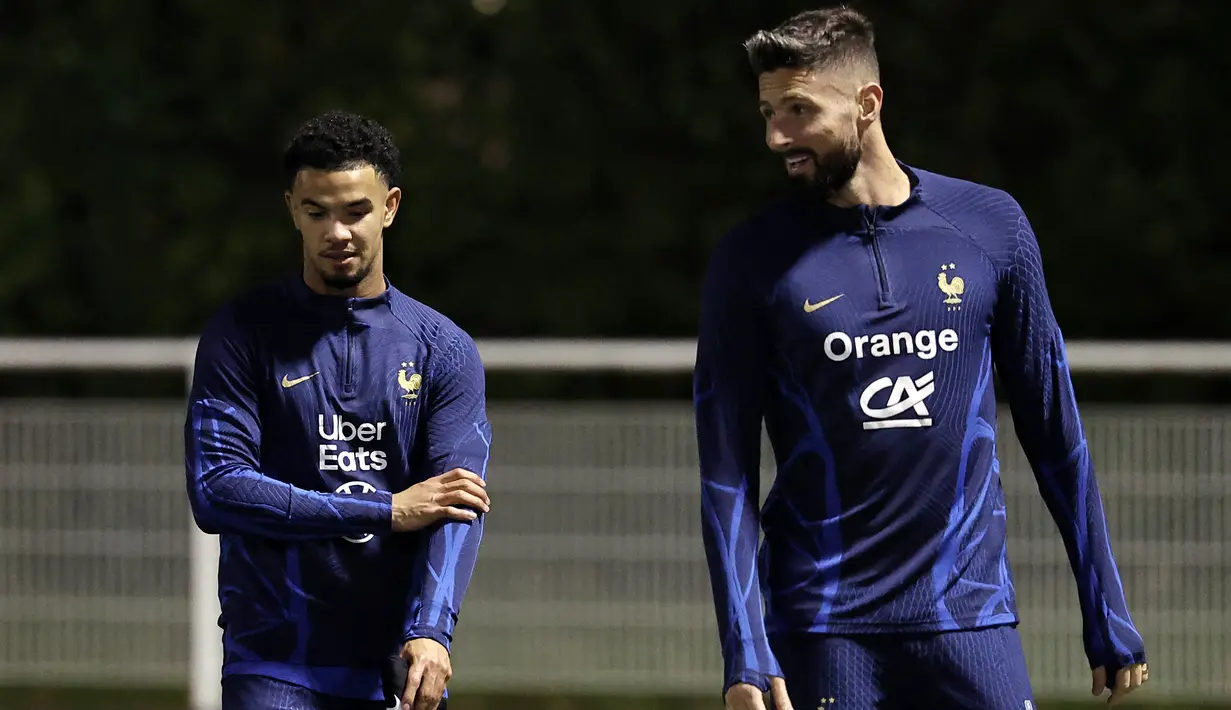 Penyerang Prancis Olivier Giroud (kanan) dan gelandang Prancis Warren Zaire-Emery ambil bagian dalam sesi latihan bagian dari lanjutan Kualifikasi EURO 2024, di Clairefontaine-en-Yvelines, Senin (13/11/2023). (FRANCK FIFE / AFP)