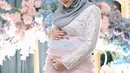 Ingat momen gender reveal untuk anak kedua Aurel Hermansyah? Di sini, ia tampil memikat dengan outfit berwarna pastel, hijab abu-abu yang lembut, dipadu atasan brokat putih, dan rok tutu bertingkat dari warna pink dan biru pastel. [Foto: Instagram/aurelie.hermansyah]