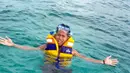 Andik Vermansah asyik menikmati pantai saat berlibur bersama keluarganya di pantai Pulau Lombok, (24-27/12/2015). (Bola.com/Dok. Pribadi)