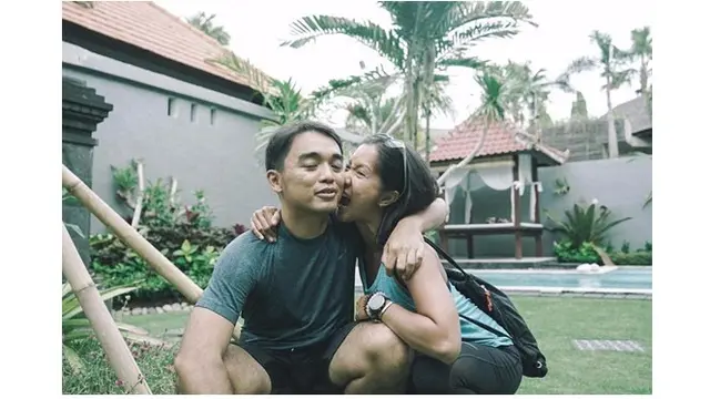 Sudah menjalin asmara cukup lama, keduanya tak saling jaim saat berfoto.