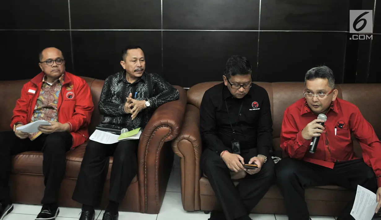 Ketua DPP PDIP Trimedya Panjaitan (kanan) memberi keterangan sebelum pertemuan dengan Komnas HAM untuk menuntut peristiwa ambil alih paksa kantor PDI kubu Megawati oleh kubu Soerjadi 27 Juli 1996, Jakarta, Kamis (26/7). (Merdeka.com/Iqbal S. Nugroho)