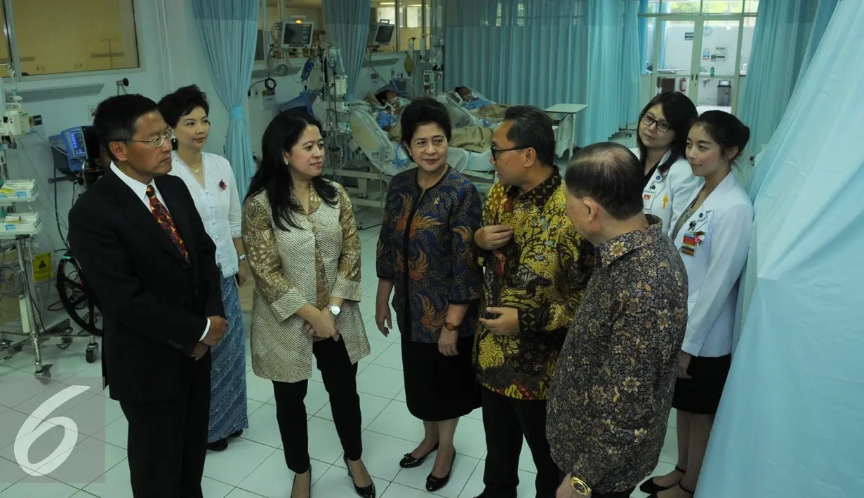 Menko PMK Puan Maharani berbincang dengan Pendiri Lippo Group,  Mochtar Riady usai meresmikan Paviliun Tower B Tanggerang, Selasa (1/12). Paviliun B ini khusus melayani program kesehatan daerah, Multiguna serta BPJS. (Liputan6.com/Faisal R Syam)