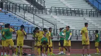 Pemain Persebaya United menjalani latihan dengan intensitas lebih tinggi menjalang laga kontra Sriwijaya FC. (Bola.com/Zaidan Nazarul)