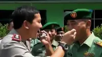 Kejutan ulang tahun TNI dari Polri dilengkapi dengan suap-suapan kue ulang tahun antara Polri dan TNI. 