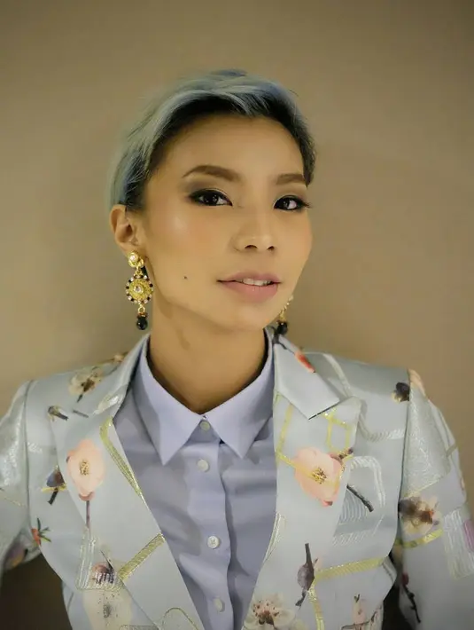 Rambut berwarna biru muda Shareefa ini oke banget. Warnanya tidak terlihat mencolok karena di bagian dalamnya Shareefa memberikan aksen berwarna hitam. Tampilannya makin kece dengan anting kekinian di telinganya. (Instagram/shareefadaanish)