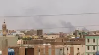 Gambaran suasana perang di Khartoum, Sudan, pada&nbsp;Senin (17/4/2023), tampak asap hitam mengepul. (Dok. AFP)