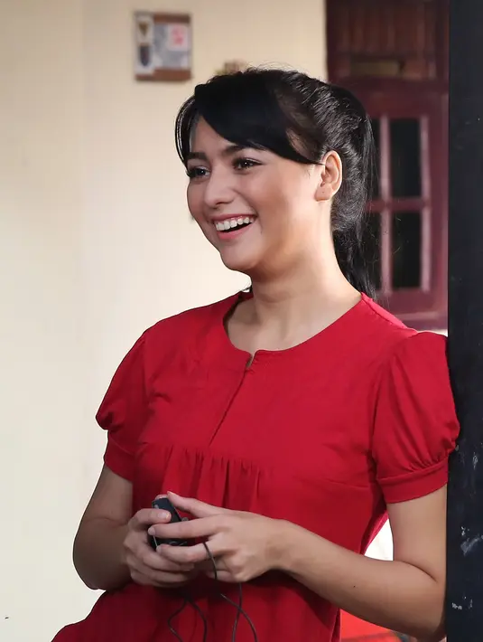 Beberapa kali perempuan kelahiran Bogor 22 tahun silam itu harus mengulang. Kesalahan mengucapkan kata telo sehingga beberapa kali pemeran Rumana dalam sinetron Tukang Bubur Naik Haji itu harus mengulangnya. (Bambang E. Ros/Bintang.com)