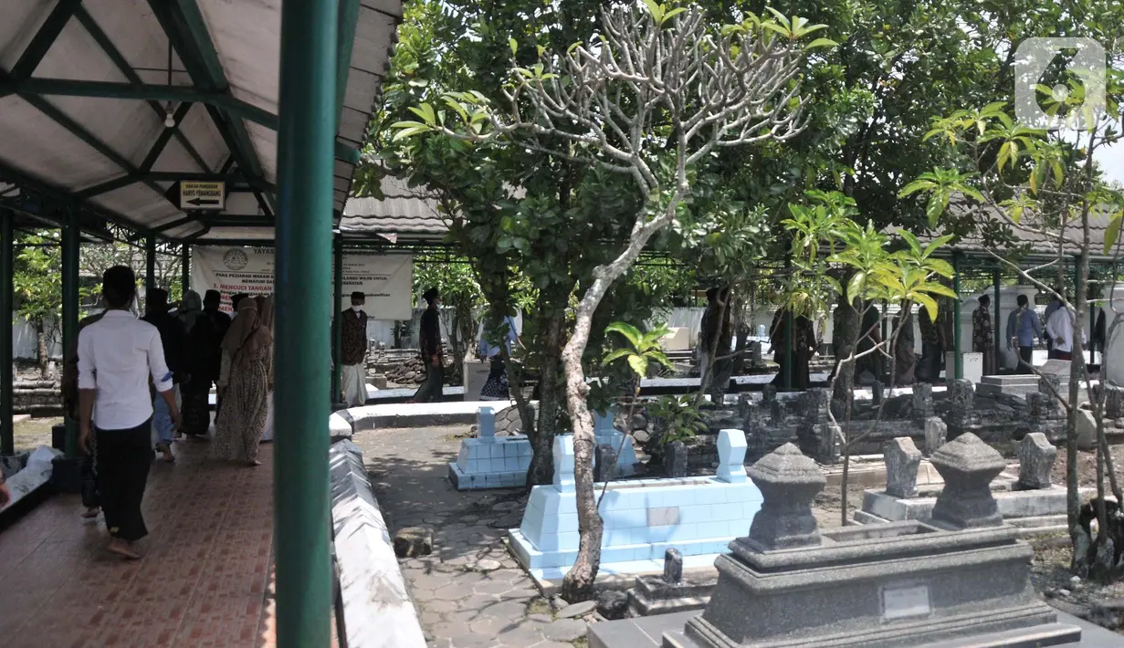 Umat muslim berziarah ke makam Raden Syahid atau Sunan Kalijaga di Desa Kadilangu, Demak, Jawa Tengah, Selasa (29/3/2022). Setelah sempat ditutup akibat pandemi Covid-19, makam salah satu Wali Songo tersebut ramai didatangi peziarah sebagai tradisi jelang Ramadhan. (merdeka.com/Iqbal S Nugroho)