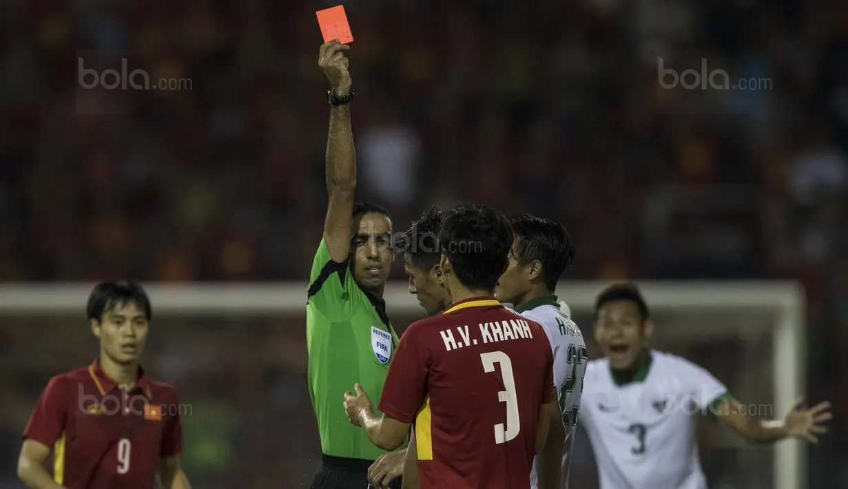 3.Gelandang Timnas Indonesia, Hanif Sjahbandi, diusir wasit setelah menerima kartu kuning kedua setelah melakukan tekel keras kepada pemain Vietnam. (Bola.com/Vitalis Yogi Trisna)