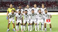 Pemain Timnas Indonesia berfoto sesaat jelang melawa Lebanon pada laga FIFA Matchday yang berlangsung di Stadion Gelora Bung Tomo, Surabaya, Senin (8/9/2025) malam WIB. (Bola.com/Abdul Aziz)