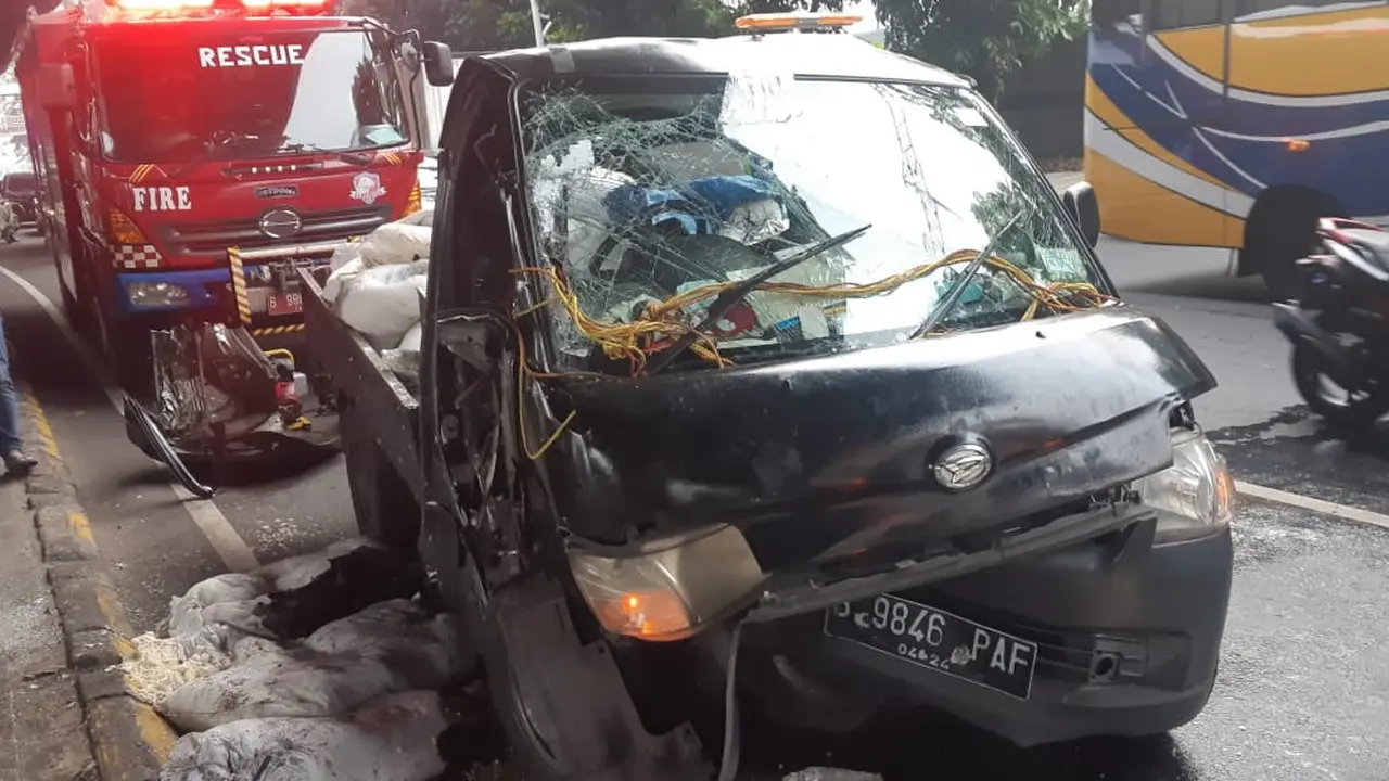 Sebuah mobil bak berwarna hitam dengan nomor polisi B 9846 PAF menabrak separator busway.