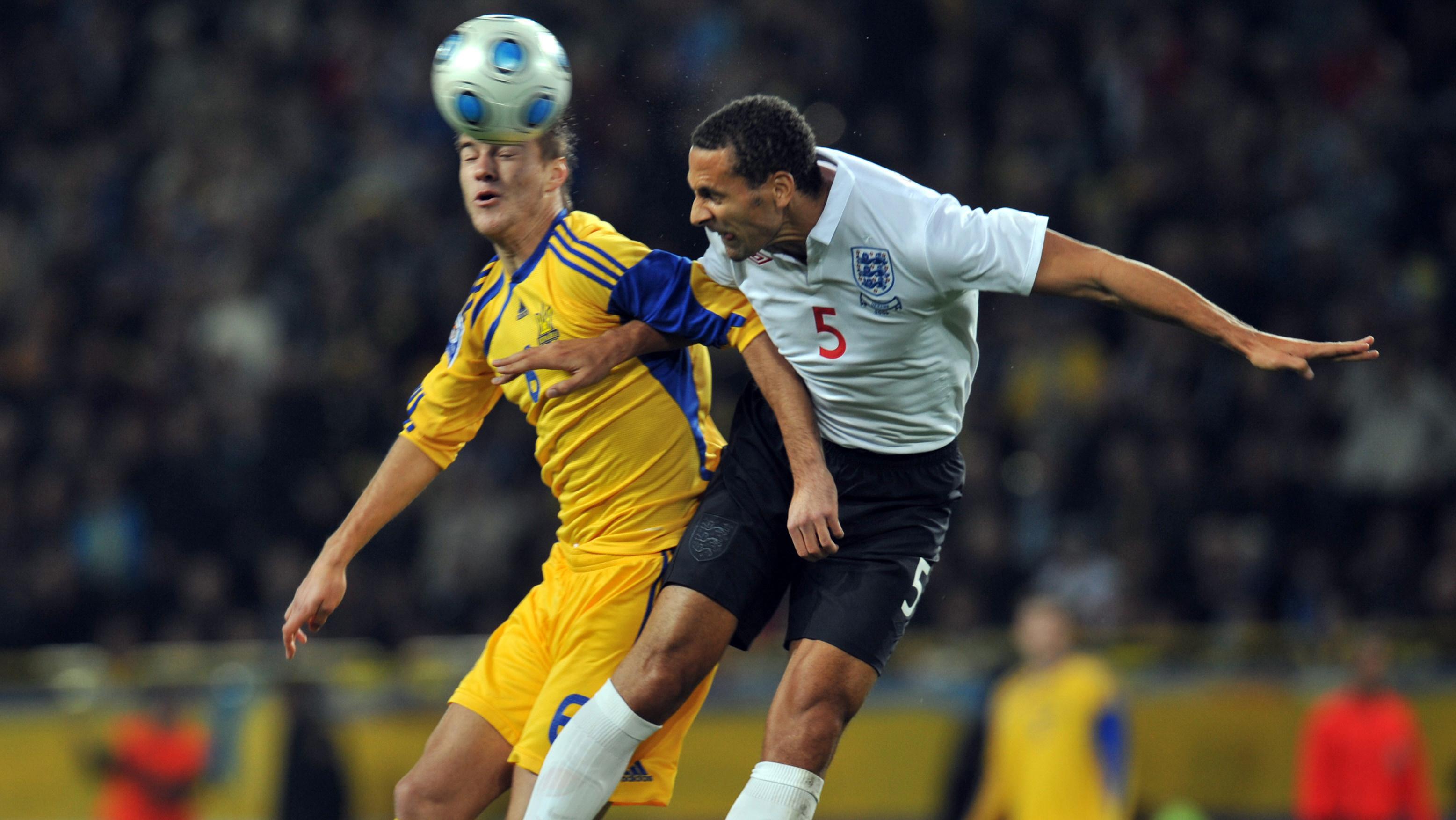 Salah satu aksi Rio Ferdinand (kanan) saat berkostum Inggris melawan Ukraine pada kualifikasi Piala Dunia 2010 di Dnipropetrovsk, (10/10/2009).  Rio memutuskan beralih profesi menjadi seorang petinju pro. (AFP/Sergei  Supinsky)