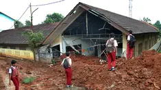 Murid melihat kondisi kelas SDN Bambu Apus 1 usai tertimpa truk pengangkut tanah proyek Tol Cinere-Serpong di Kelurahan Bambu Apus, Kecamatan Pamulang, Tangerang Selatan, Senin (14/1). Kejadian tersebut terjadi Minggu (13/1). (Merdeka.com/Arie Basuki)