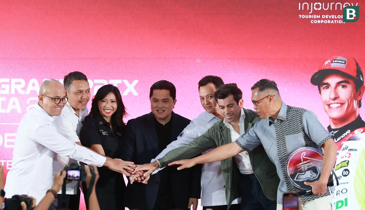 Menteri Pemuda dan Olahraga (Menpora) Erick Thohir (tengah) bertumpu tangan bersama (dari kiri) Dirut ITDC Ari Respati, Direktur Pemasaran Regional Patra Niaga Eko Ricky Susanto, Dirut InJourney Maya Watono, Ketum Ikatan Motor Indonesia (IMI) Moreno Soeprapto, Chief Sporting Officer Dorna Carlos Ezpeleta dan Kepala Dinas Kominfotik NTB Yusron Hadi pada konferensi pers Pertamina Grand Prix of Indonesia 2025 di Kantor Kemenpora, Jakarta, Senin (29/9/2025). (Bola.com/M Iqbal Ichsan)