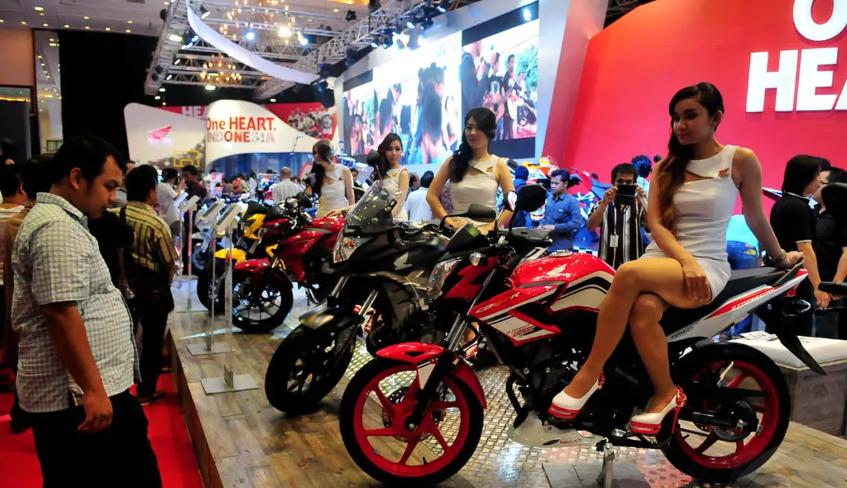 Seorang pengunjung terlihat memperhatikan motor garang yang ditunggangi seorang model, Jakarta, Rabu (29/10/2014). (Liputan6.com/Johan Tallo)