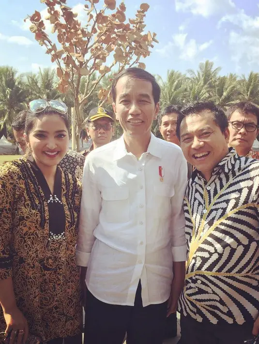 Anang Hermansyah dan Ashanty terlihat begitu bahagia saat berpose dengan Presiden Jokowi. (Foto: instagram.com/ashanty_ash)