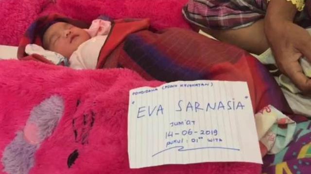 Eva Sarnasia, bayi perempuan yang lahir di tengah kepungan banjir di kabupaten Konawe, Jumat (14/6/2019).(Ahmad Akbar Fua/Liputan6.com)
