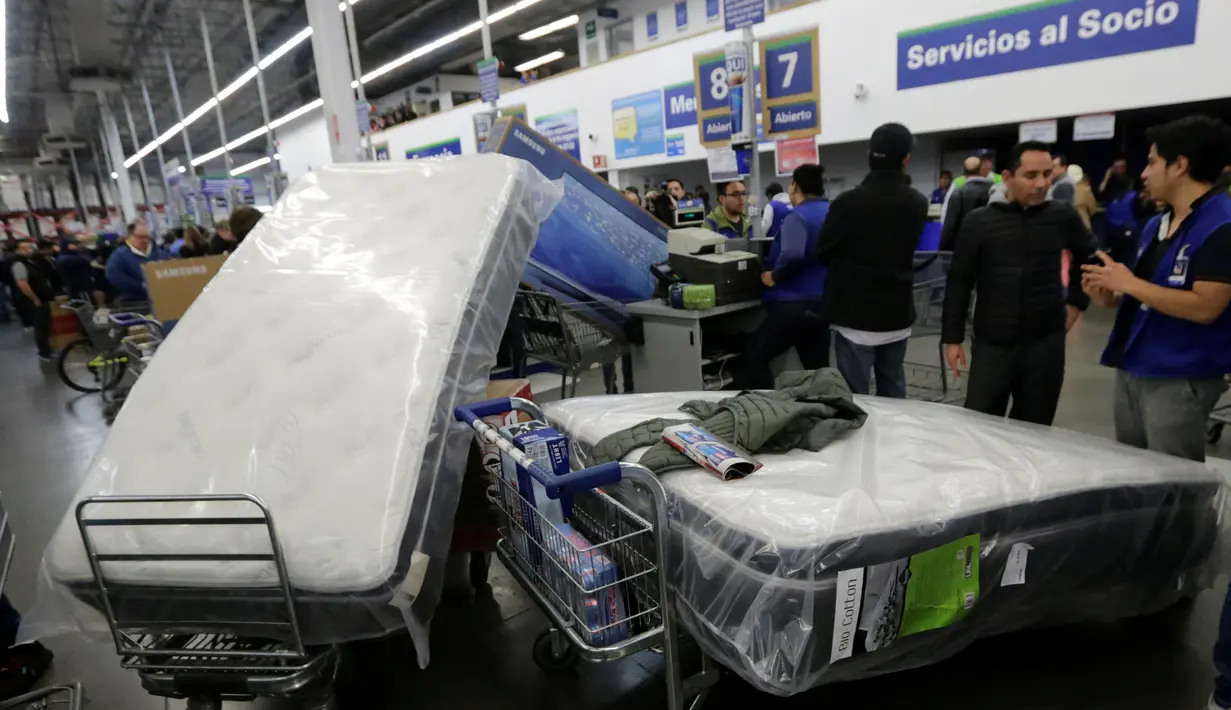 Sejumlah barang yang dibeli warga saat 'Black Friday' di salah satu toko di Mexico City, Meksiko, Jumat (18/11). 'Black Friday' adalah pesta diskon yang biasa digelar menjelang natal. (REUTERS / Henry Romero)