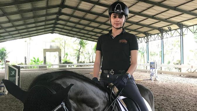 Cantik dan berbakat, membuat para netizen selalu mengagumi foto-foto yang diposting oleh Nabila. Salah satunya foto ketika ia berkuda ini. (Liputan6.com/IG/@nsyakieb85)