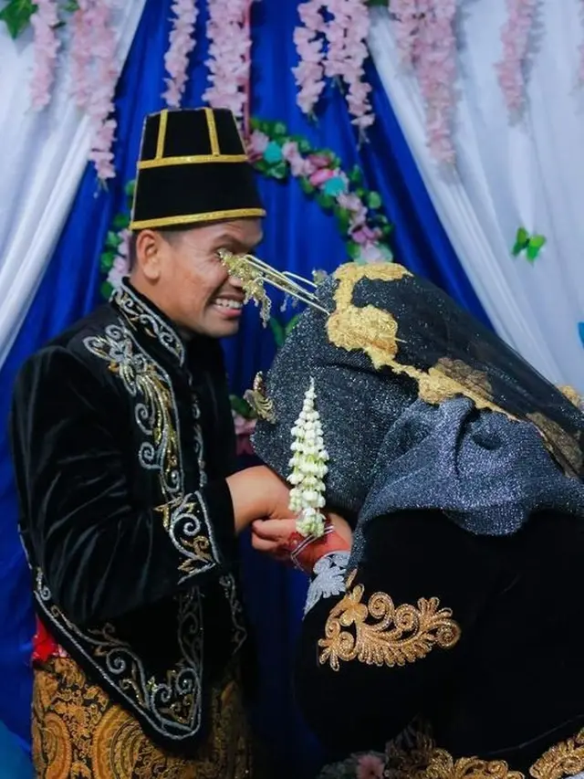 6 Momen Tak Terduga saat Sungkem Pas Nikahan Ini Bikin Tepuk Jidat