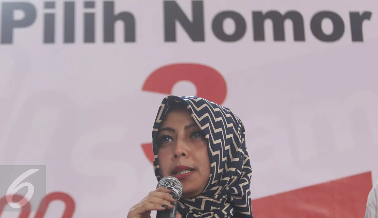 Anggota Fraksi PPP DPRD DKI Nina Lubena memberi sambutan saat deklarasi dukungan ke Anies-Sandi, Jakarta, Rabu (22/2). Sejumlah anggota DPRD DKI Jakarta yang mendukung Agus -Sylvi, mengalihkan dukungannya ke Anies-Sandi. (Liputan6.com/Immanuel Antonius)