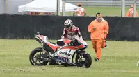 Jorge Lorenzo mengalami insiden saat balapan MotoGP Argentina saat hendak melewati tikungan pertama pada lap pertama. (Motorsport)