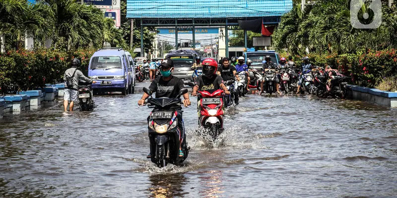 Banjir Rob Rendam Pasar Ikan Muara Baru