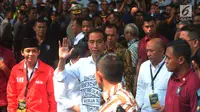 Presiden Joko Widodo menyapa pendukungnya usai mendaftarkan Capres-Cawapres ke Komisi Pemilihan Umum (KPU), Jakarta, Jumat (10/8).  Jokowi dan Ma'ruf Amin resmi sebagai capres-cawapres untuk Pilpres 2019. (Merdeka.com/Imam Buhori)
