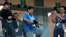 Tingkah mantan bintang sepak bola, Diego Maradona (tengah) saat menyaksikan laga antara Argentina dan Kroasia dalam penyisihan Grup D Piala Dunia 2018 di Nizhny Novgorod Stadium, Nizhny Novgorod, Rusia, Kamis (21/6). (AP Photo/Ricardo Mazalan)
