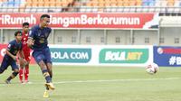Pemain Persela Lamongan, Melvyn Lorenzen menendang bola dari titik pinalti yang membuahkan gol ke gawang Persik Kediri dalam laga Grup C Piala Menpora 2021 di Stadion Si Jalak Harupat, Bandung, Rabu (7/4/2021). (Bola.com/Ikhwan Yanuar)