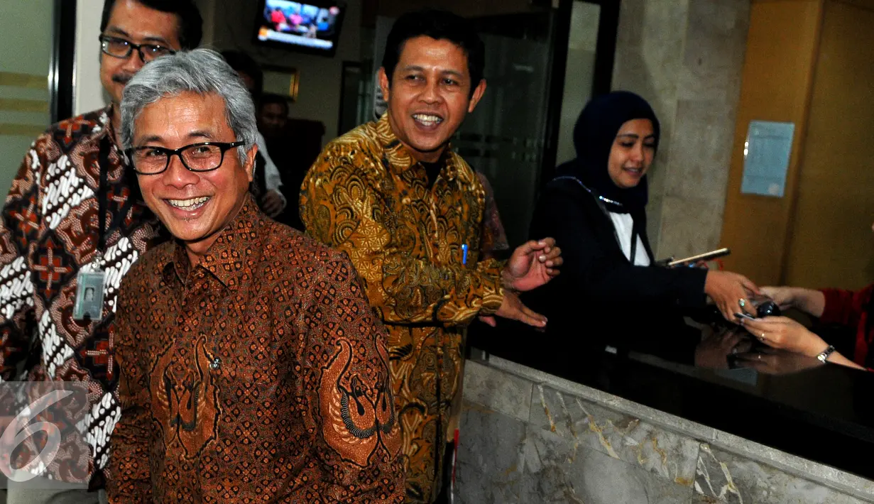 Direktur Utama PT Pertamina (Persero) Dwi Soetjipto (kiri) meninggalkan Gedung KPK seusai menyerahkan Laporan Harta Kekayaan Penyelenggara Negara (LHKPN) di KPK, Jakarta, Senin (31/8/2015). (Liputan6.com/Herman Zakharia)