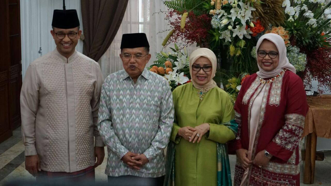 Gaya Anies Saat Silaturahmi ke Wapres JK: Baju Koko dan Kain Sarung
