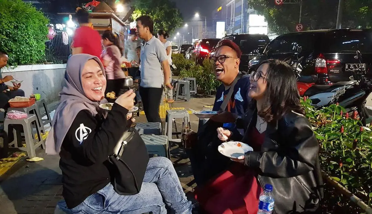 makan di pinggir jalan